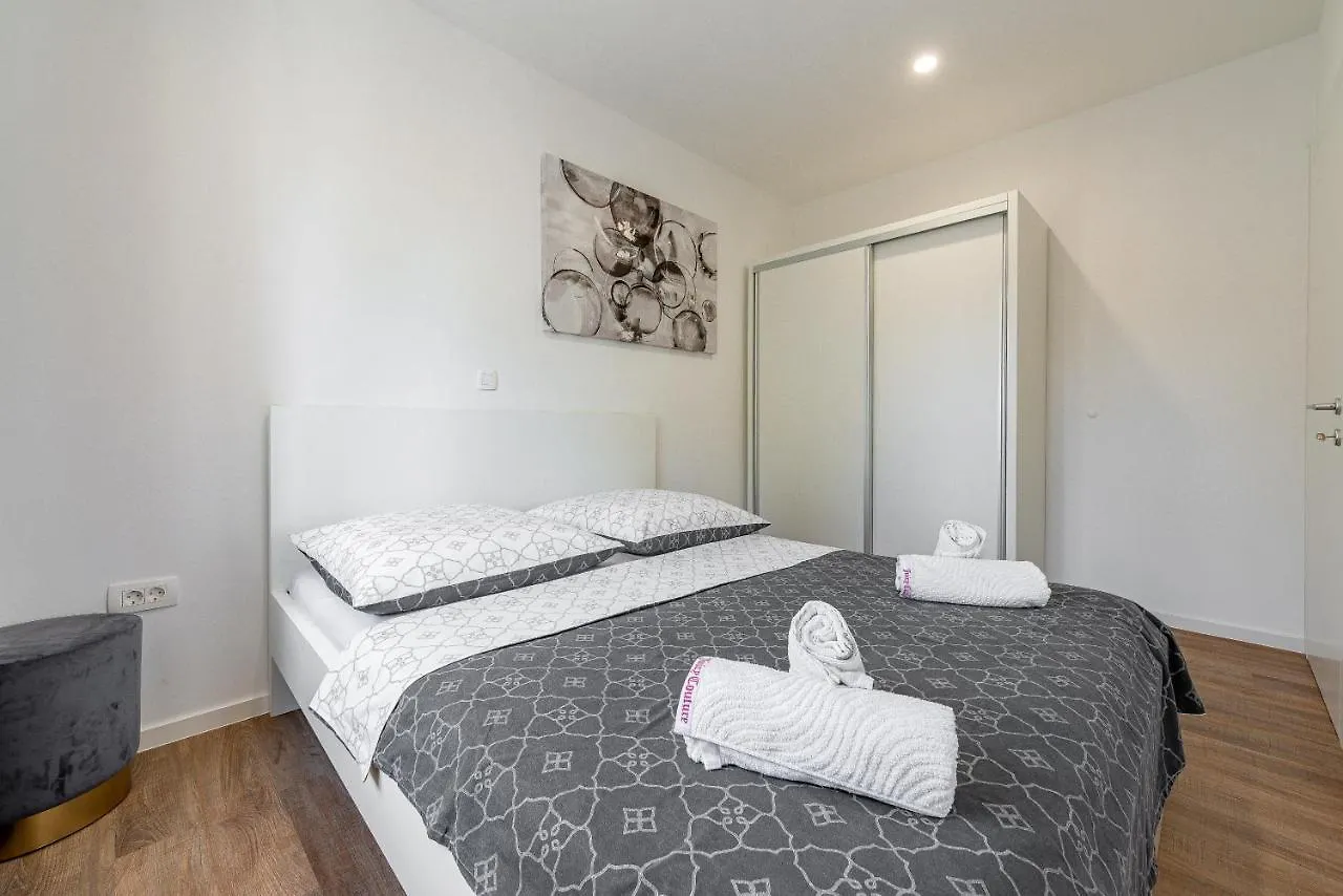 Apartments Luka & Lorena Galovac  Galovac (Zadar)