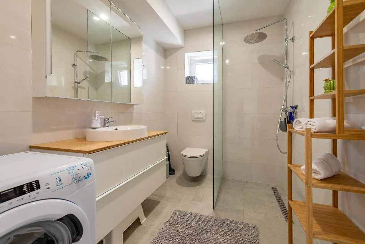 Apartments Luka & Lorena Galovac  Galovac (Zadar)
